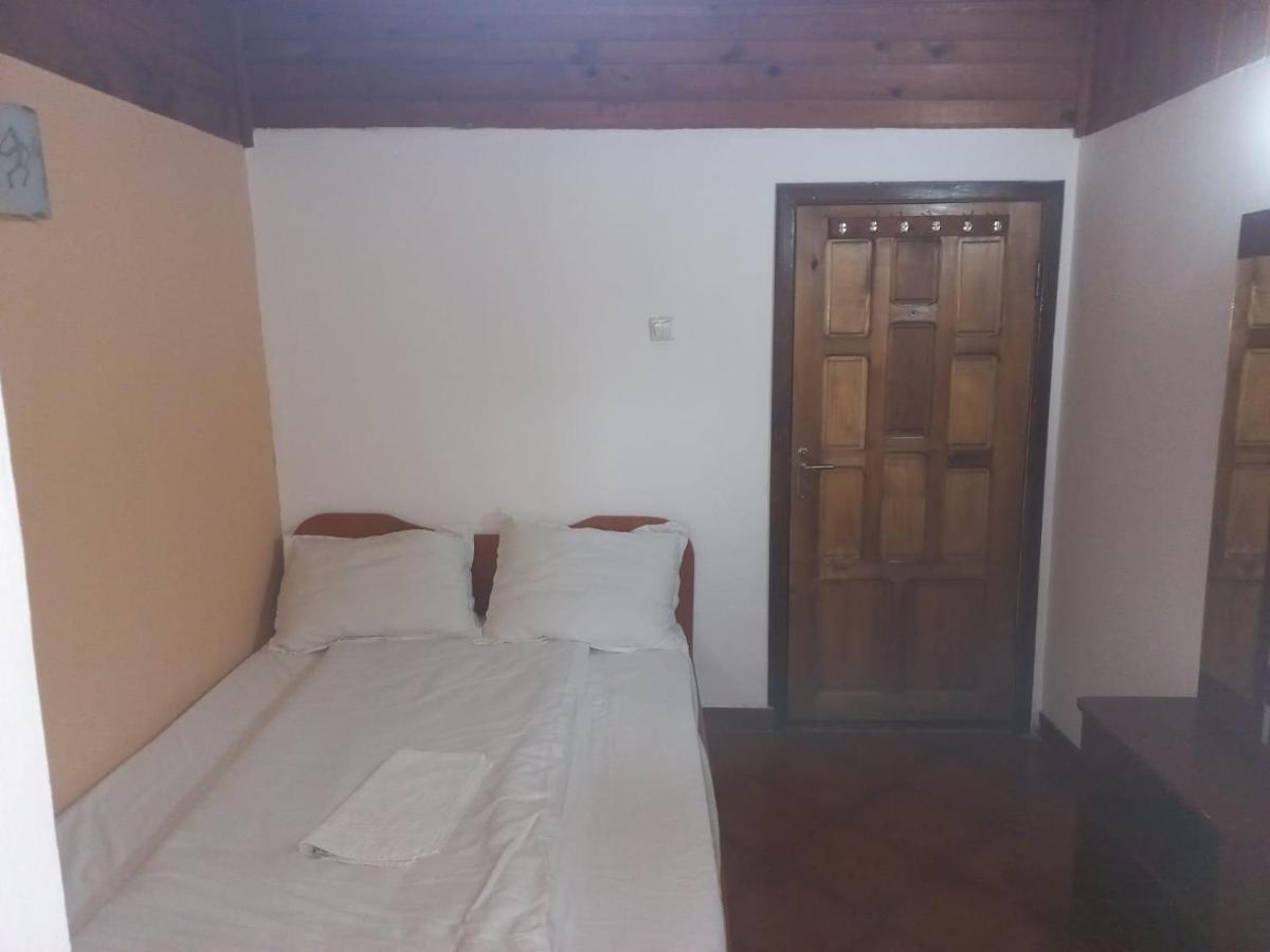 Double Room With Private Bathroom By Osteria Constantino Targoviste Buitenkant foto