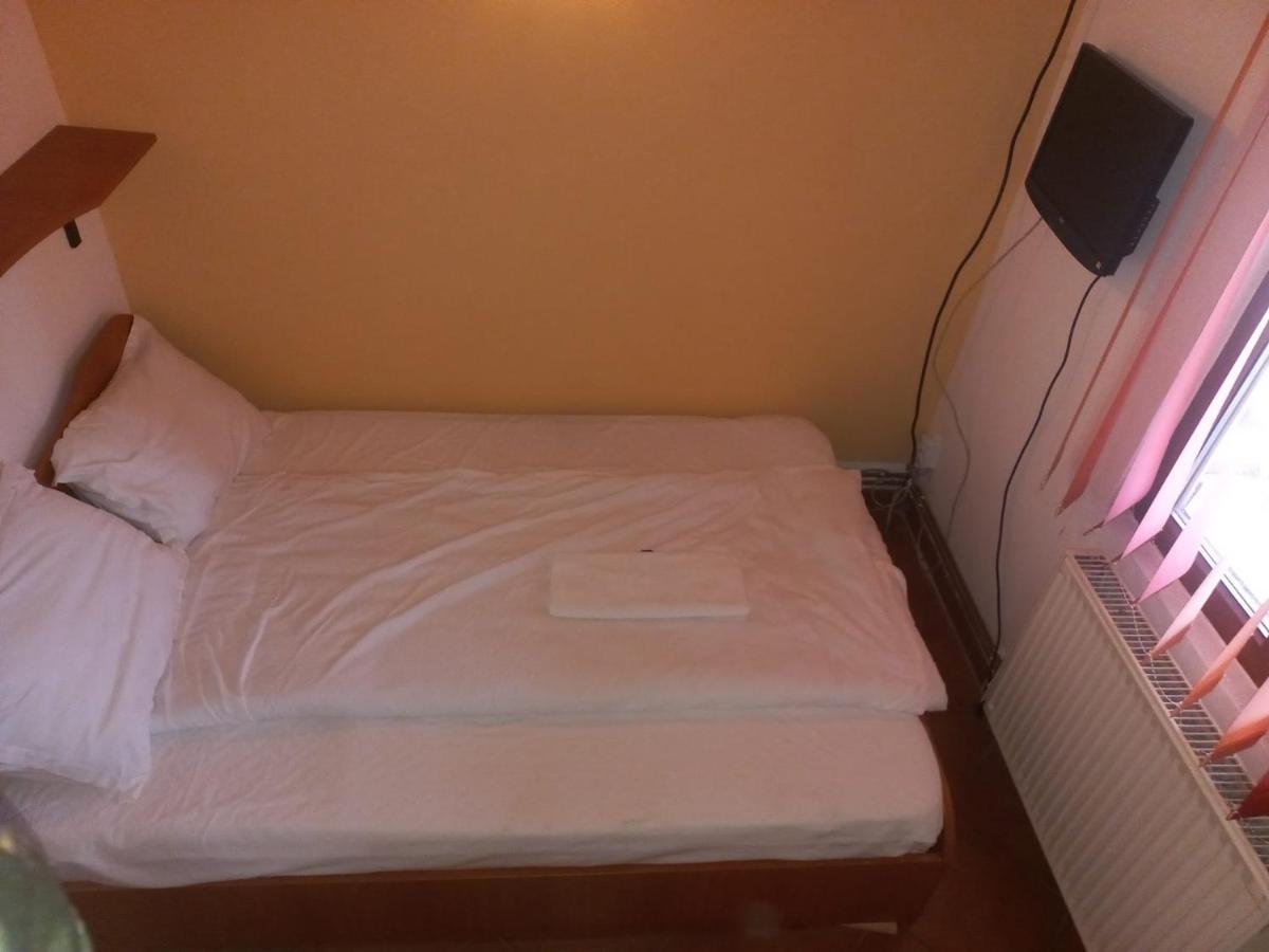 Double Room With Private Bathroom By Osteria Constantino Targoviste Buitenkant foto
