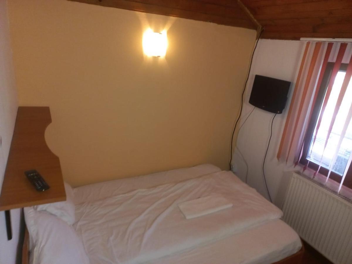 Double Room With Private Bathroom By Osteria Constantino Targoviste Buitenkant foto