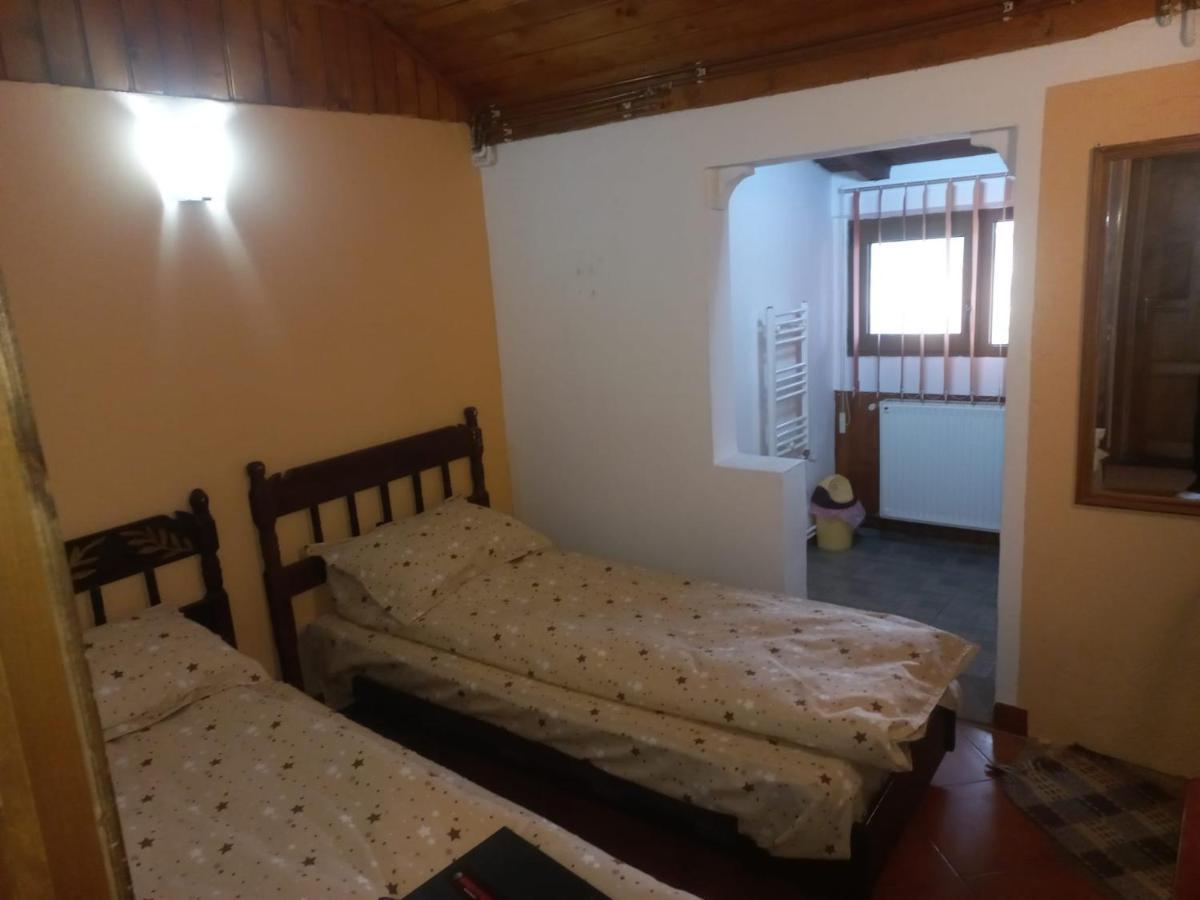Double Room With Private Bathroom By Osteria Constantino Targoviste Buitenkant foto